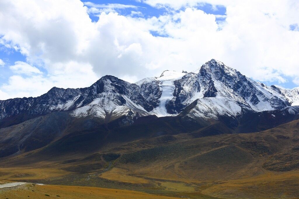 中国最富有美景的村庄，到底是怎样的仙境才能被那么多冰川守候！