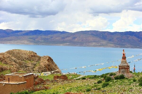 它是西藏最年轻的地级市，境内风光占据了西藏大半的美