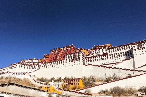 千万别小看西藏的厕所，有的早已成为景点，有的还挂上了3A级标牌