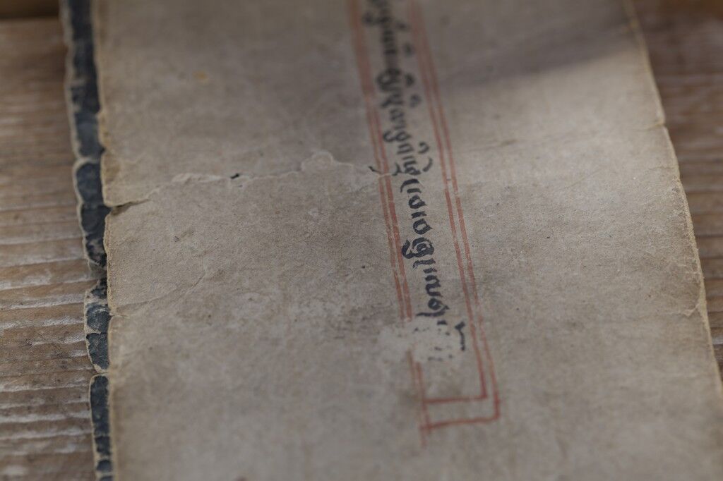 有一种纸叫藏纸 ，因为它布达拉宫、大昭寺等的经书经千年而不损