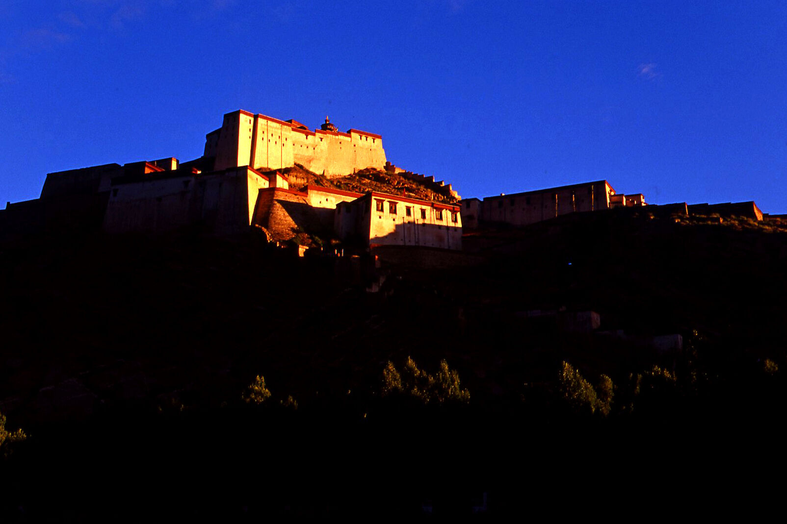 它比布达拉宫早建成两百年，却总被当作山寨货