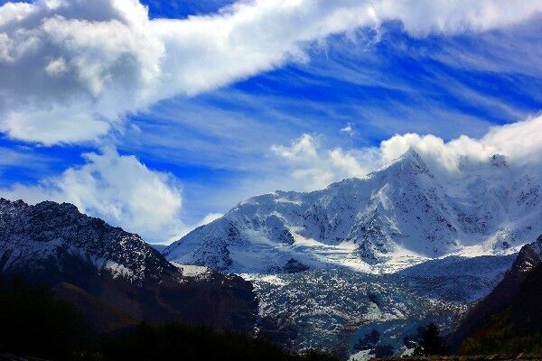 西藏这个世界级冰川，竟有着“特技动作”