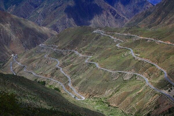 去西藏的路上，一些很有“艺术气息”的另类指示牌是很直观的景色