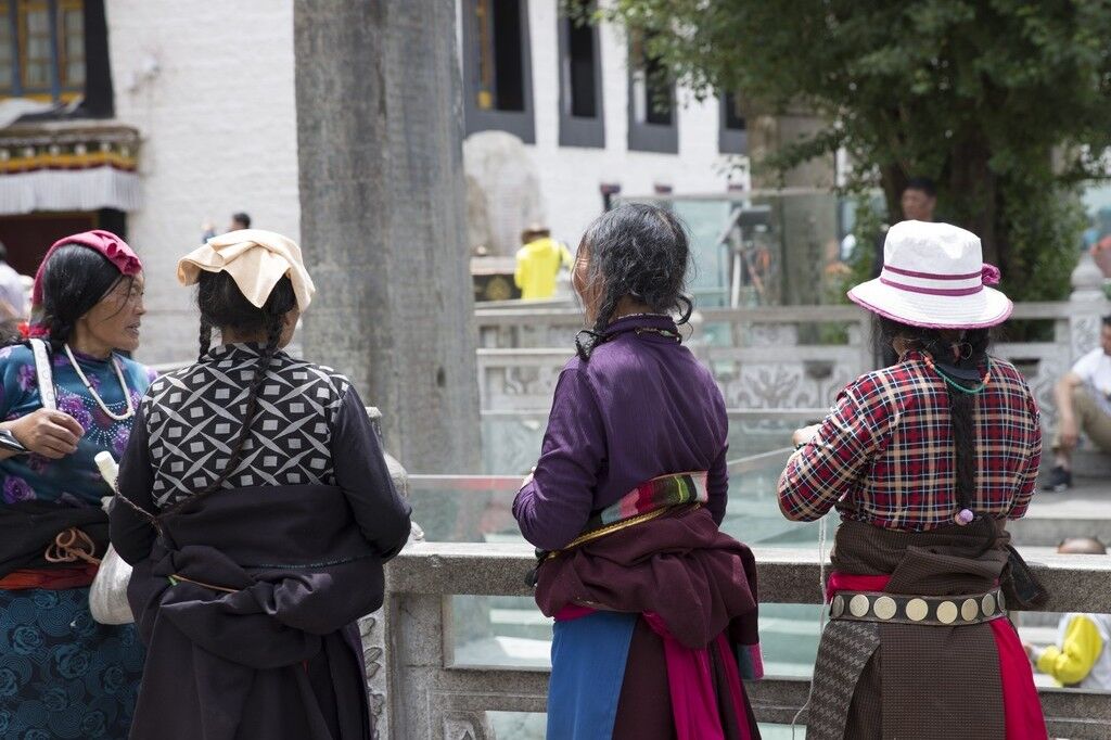 去了西藏，你才知道藏民为什么喜欢穿露一只胳膊的衣服