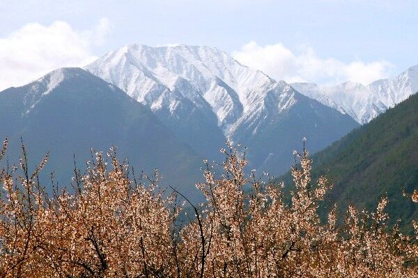 曾被评选“中国最美十大名山”位居第一的山峰，传说十人九不遇