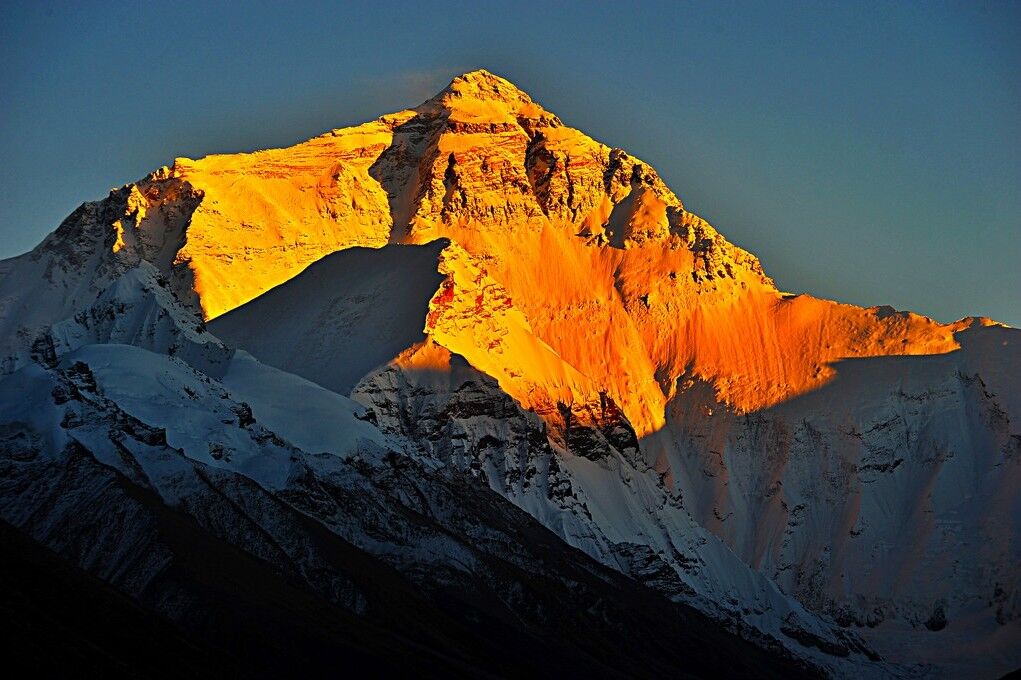 珠峰“大堵车”的背后，是什么让他们前仆后继？