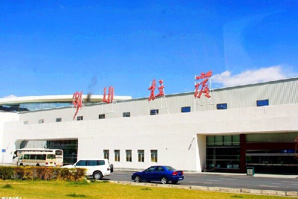 西藏拉萨的这个机场并没有修在拉萨，为什么