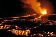 美国火山持续喷发，产生奇异的蓝色火焰，上千人被迫离开家园