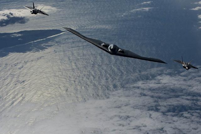 大洋彼岸传来噩耗！一架新战机横空出世，比歼20贵，比轰20强