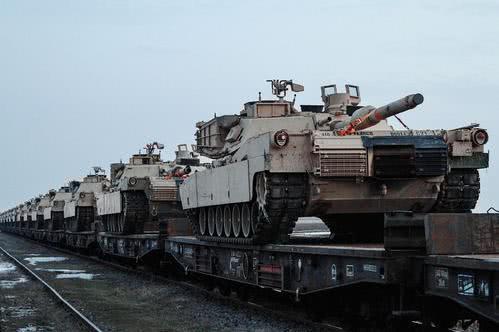 伊朗公开惊险一幕，美航母被20艘快艇包围，敢开战就发射导弹