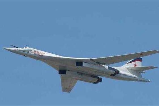 275吨轰炸机冲入云霄，连续飞行近2万公里，破2项世界纪录