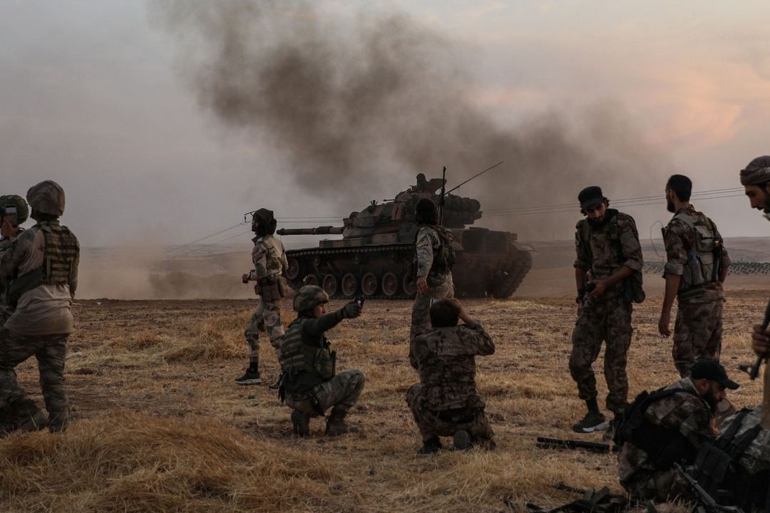 沙军真土豪！敌人未靠近就丢下坦克逃命，大批武器&ldquo;白送&rdquo;敌方