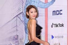 38岁超模韩惠珍大露背艳压红毯 秀纤腰蝴蝶骨