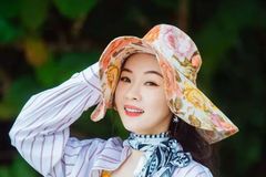 38岁霍思燕穿黄碎花泳装裙超美！肌肤雪白深V露曲线