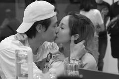 萧亚轩与小16岁男友拍新歌MV 沙发泳池甜蜜依偎玩亲亲