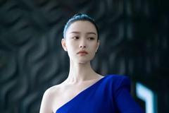 倪妮蓝色礼裙露香肩诱人曲线 秀嫩白美背显万种风情