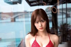 日本女星山下美月靓丽泳装照 光滑肌肤令众人憧憬