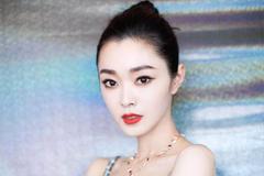 “忠犬妹妹”宋轶变风格，穿薄纱长裙雪肤白皙似冰雪女王