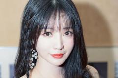 柳岩身穿抹胸纱裙大秀丰满曲线 高呼为了美丽不会怕冷