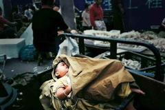 人贩子抢走孩子还反咬一口，幸亏宝妈急中生智，保住了孩子