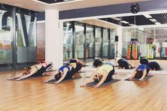 宝妈做瑜伽时，孩子在一旁吃奶，网友：这是喂奶的最高境界