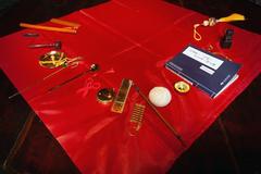 一周岁男宝“抓周”，拿起一样东西不撒手，奶奶气得整夜没睡