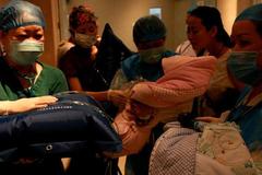 “我生二胎也有错？”53岁高龄产妇搏命生子，大女儿赌气不回家