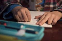 陪娃写作业到底有多难？明星父母也被逼疯：真的挺不住了