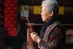 养老院里的古稀老人：女儿无用，养儿防老？如今悔不当初