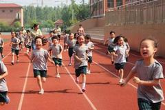 女孩在幼儿园遭排挤，老师却这样回复家长：穿成这样你怪谁？