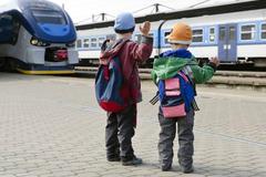 养废一个孩子有多简单：宴席刚开，奶奶开始替孙子“抢菜”