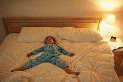 孩子睡觉踢被子，就一定会着凉？这可未必，别急着替孩子盖被子