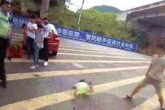 车辆超载，爸爸为逃避处罚，将三岁儿子扔出两米：孩子不要了