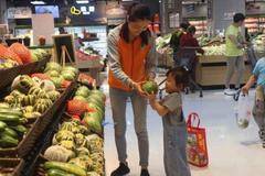 孩子拽了颗樱桃吃，被超市员工骂没教养，宝妈理智应对令人佩服