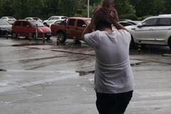 爸爸“用娃遮雨”火了：那些大心脏的爸爸，都做出过哪些神操作？