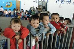 孩子总说幼儿园饭菜香，一次能吃两碗，家长看到照片后有些惆怅