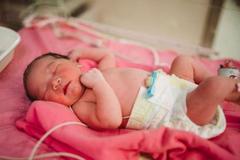 担心孩子摔下床，宝妈网购“护娃神器”，却意外害了孩子