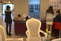 得知妻子怀孕，丈夫大打出手：我俩都没同房，这孩子谁的？