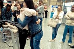 “他还是个孩子？”10岁男孩乱跳逼停电梯，00后两句话怼了回去