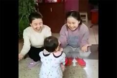 妈妈和双胞胎小姨，同时站在宝宝面前，女儿的反应让爸爸笑喷了