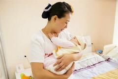 宝宝夜晚异常乖巧，宝妈以为月嫂认真负责，看到监控后直接报警