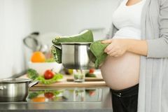 四月孕妇做饭的时候流产，竟是因为端锅，孕妇到底该不该做家务