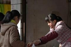 &ldquo;妈妈，你为什么要去赚钱？&rdquo;戚薇的回答被夸：好妈妈胜过好老师