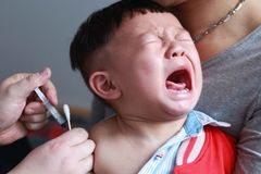 8个月宝宝打完疫苗肝功能受损？医生：8种疫苗禁忌家长要熟知