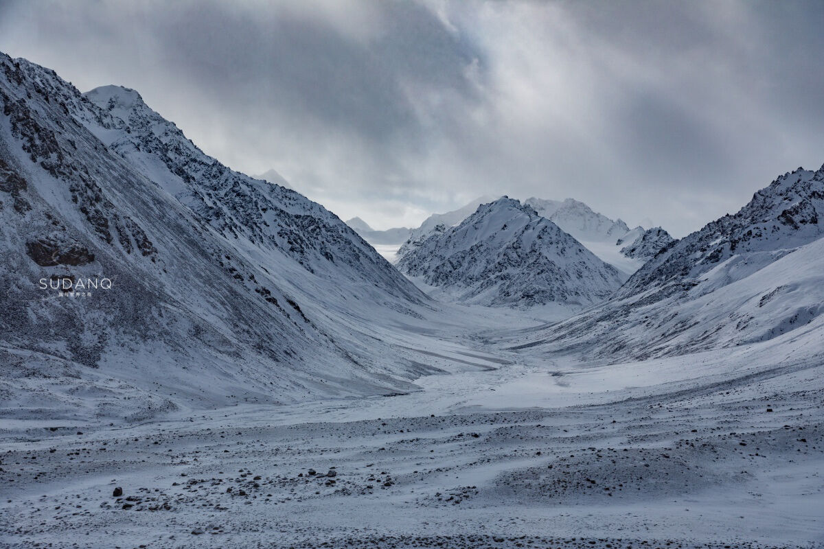 这片极寒之地相传就是不周山，曾完全属于中国，如今地跨三个国家
