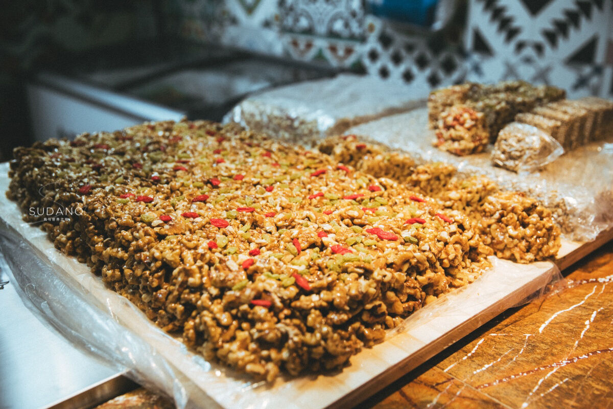 新疆真是个好地方！切糕便宜又好吃，游客一边看美女一边咽口水