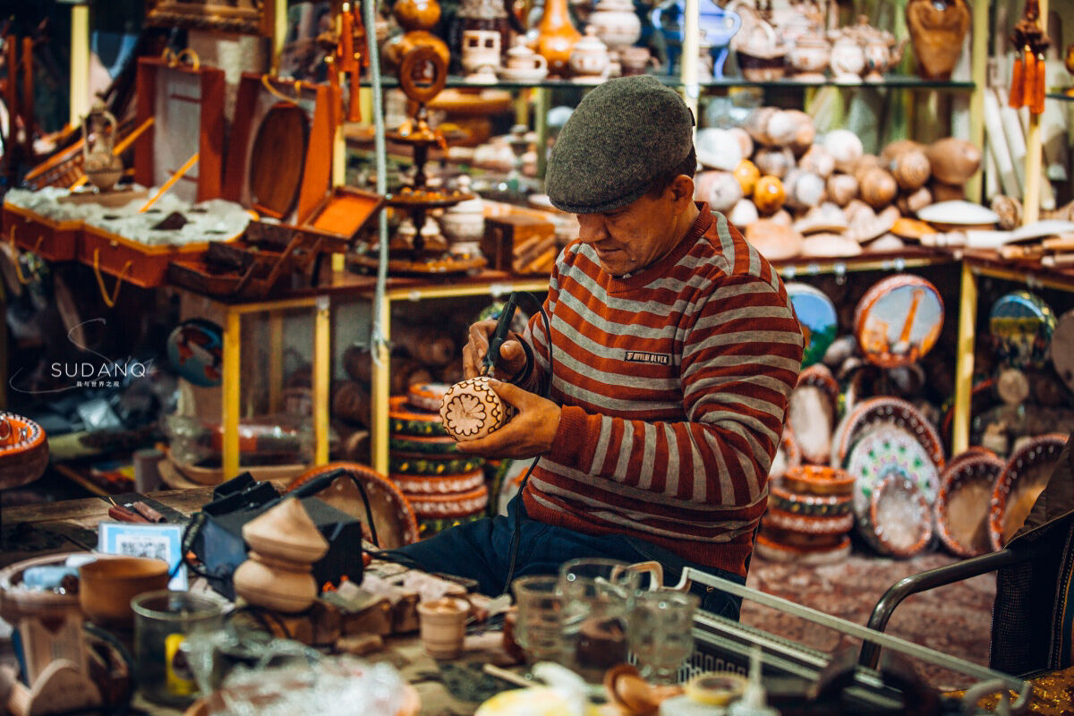 “做中国人，守中国礼”，新疆大叔用传统艺术表达对祖国的爱