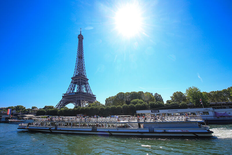 说好了去法国巴黎旅游，结果每天都泡在塞纳河上游玩