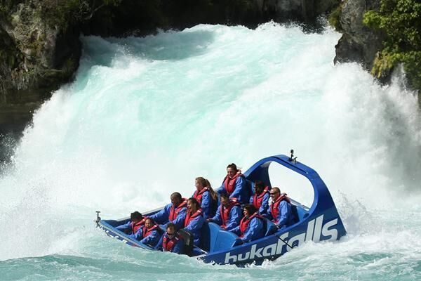 去新西兰旅游为了认识怀卡托河，我乘坐喷射快艇冲刺在瀑布流