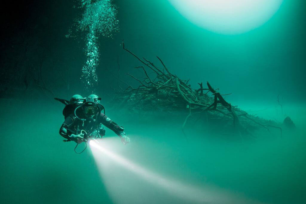 图鲁姆洞潜又暗又冷，男人都有点胆颤，女汉子却说很值